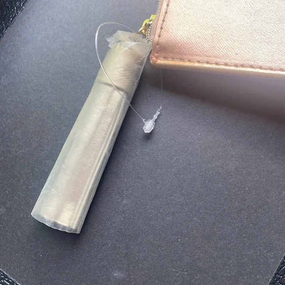 Michael Kors ombré clutch with metal tassel NWT - Picture 2 of 9